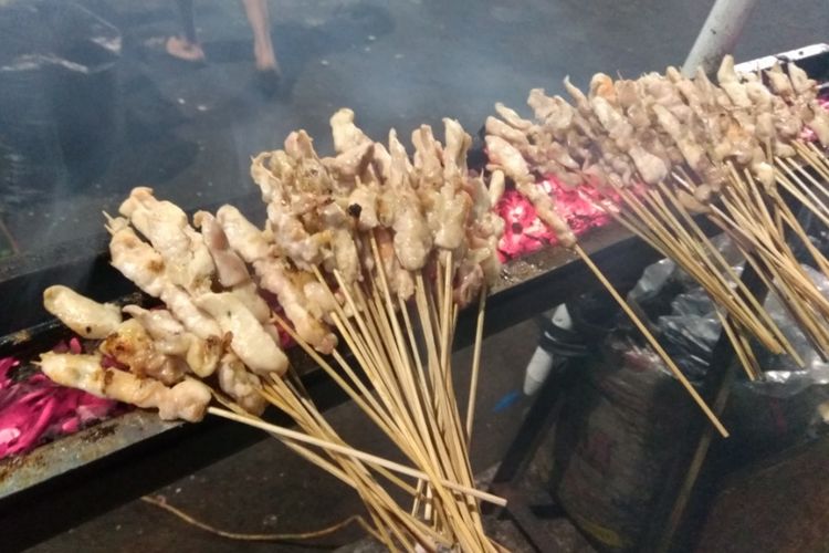 Sate taichan adalah sate ayam tanpa bumbu kecap dan bumbu kacang.