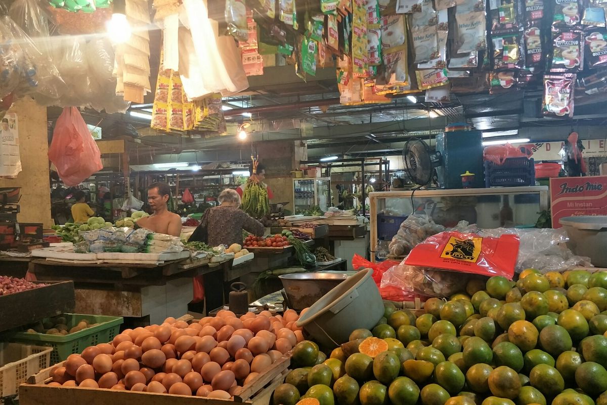 Pedagang di Pasar Baru Metro Atom, Jakarta Pusat, Kamis (9/1/2020).