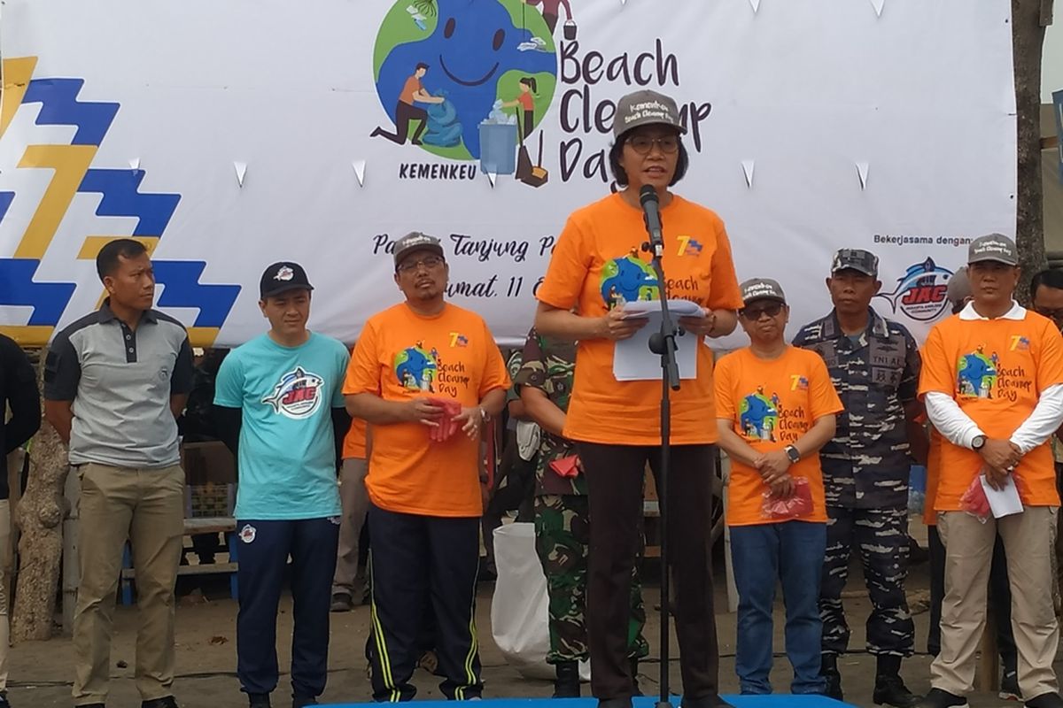 Kementerian Keuangan (Kemenkeu) menyelenggarakan kegiatan bersih-bersih di Pantai Tanjung Pasir, Desa Tanjung Pasir, Kecamatan Teluk Naga, Kabupaten Tangerang, Banten, Jumat (11/10/2019).