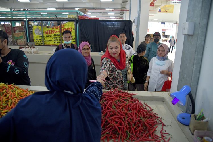 Wali Kota Semarang Hevearita Gunaryanti Rahayu saat mengunjungi Pasar Johar, Jumat (14/4/2023). 

