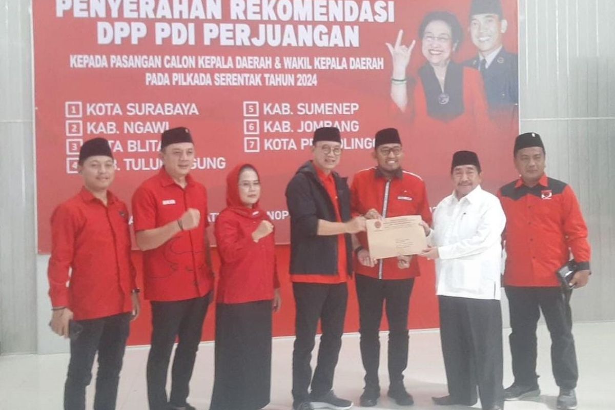 Surat rekomendasi DPP diberikan kepada Fauzi-Imam di Aula Megawati Soekarnoputri, Kantor DPD PDIP Jatim, Surabaya, Selasa (30/7/2024). Fauzi akan maju dalam Pilkada Sumenep.