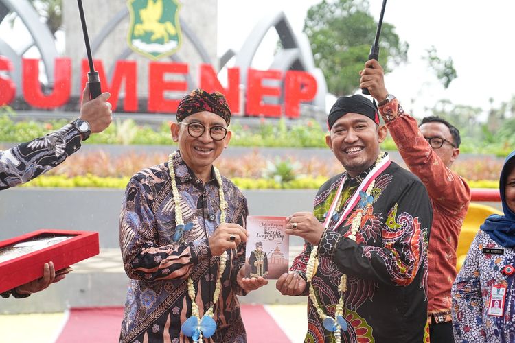 Menteri Kebudayaan, Fadli Zon (kiri) dan Bupati Sumenep, Achmad Fauzi Wongsojudo saat meresmikan Monumen Keris Aria Wiraraja di Sumenep, Madura, Jawa Timur, pada Kamis (30/1/2025).