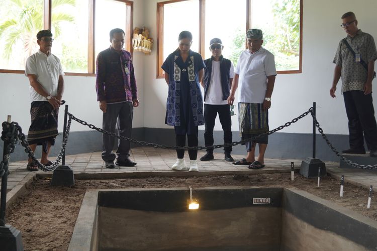 Wamenpar Ni Luh Puspa saat mengunjungi Museum Gilimanuk.