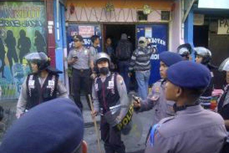 Petugas gabungan mensweeping rumah hiburan di kawasan lokalisasi Jarak Surabaya.