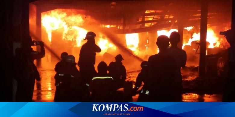 Kebakaran di Bengkel  Anti  Karat  15 Mobil  Hangus Dilahap Api