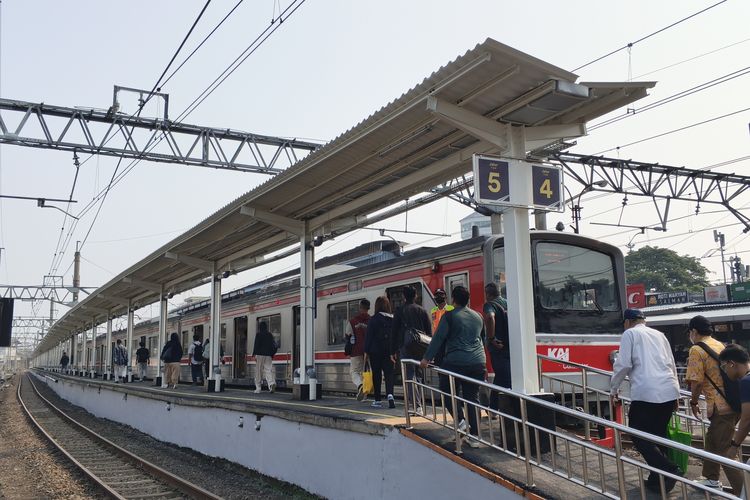 Kanopi Peron 4 dan 5 Stasiun Bogor Selesai, Penumpang: Ngebantu Banget Kalau Hujan