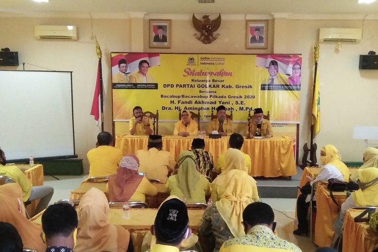 Pasangan calon Fandi Akhmad Yani-Aminatun Habibah (Niat), saat berkunjung ke kantor DPD Golkar Gresik.