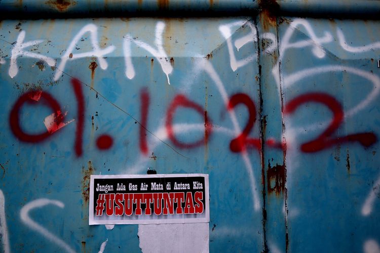 Tulisan tuntutan untuk mengusut tuntas Tragedi Kanjuruhan yang terjadi pada pekan ke-11 Liga 1 2022-2023 seusai pertandingan bertajuk Derbi Jawa Timur, Arema FC melawan Persebaya Surabaya dipagar Stadion Kanjuruhan Kepanjen, Kabupaten Malang, Kamis (13/10/2022) siang. 