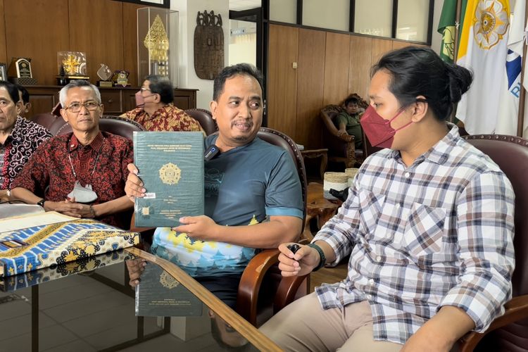 Dekan Fakultas Kehutanan UGM Sigit Sunarta saat menunjukkan skripsi asli Presiden Joko Widodo semasa kuliah. 