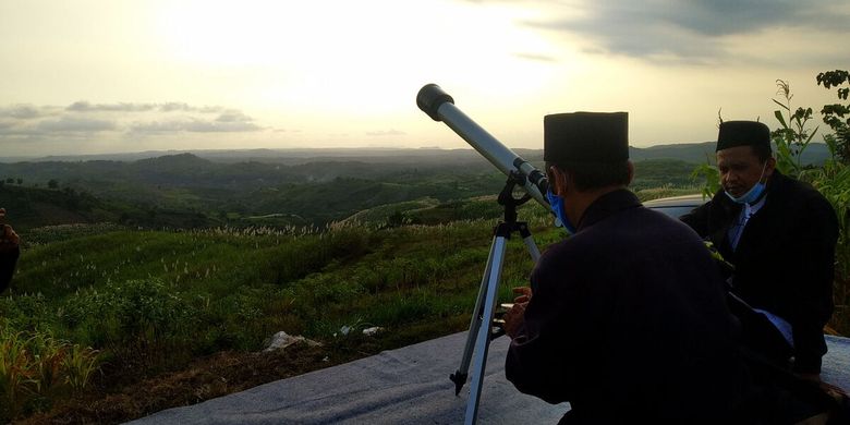 Tim perukyah mempersiapkan peralatan rukyah untuk melihat hilal penanda pergantian bulan dalam penanggalan komariyah di Bukit Banjarsari, Kabupaten Blitar, Selasa (11/5/2021)