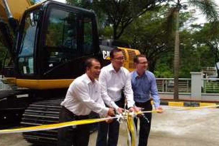 (Ki-Ka): Tema Mendrofa, West Java Region Manager PT Trakindo Utama; Ivanlie, Construction Marketing General Manager PT Trakindo Utama; dan Sam Martin, Industry Sales Manager – Asean, Asia Pacific, Global Construction & Infrastructure, Caterpillar saat meluncurkan produk excavator hidroik terbaru Trakindo, CAT 320D2 GC, di Serpong, Kamis (21/4/2016).