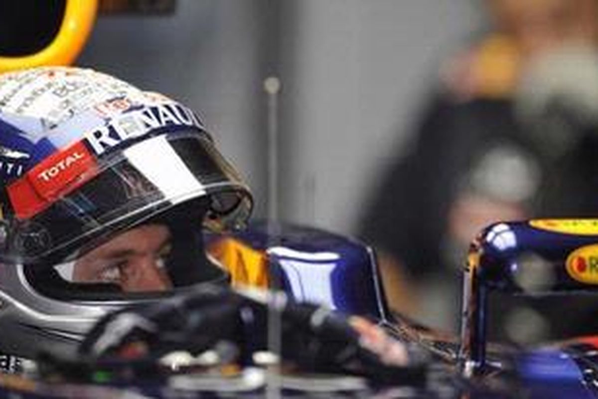 Pebalap Red Bull Racing, Sebastian Vettel, saat latihan bebas di GP China, Jumat (13/4/12).