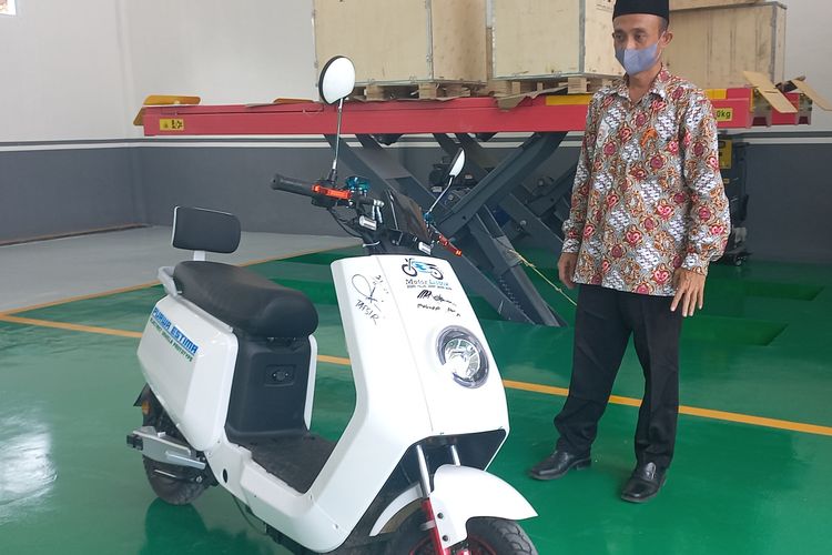 Kepala sekolah SMK Muhammadiyah Purwodadi Purworejo menunjukkan motor listrik rakitan yanga akan dibeli Menteri Koordinator Bidang Pembangunan Manusia dan Kebudayaan (PMK) Muhadjir Effendy, motor tersebut sudah bertanda tangan. 
