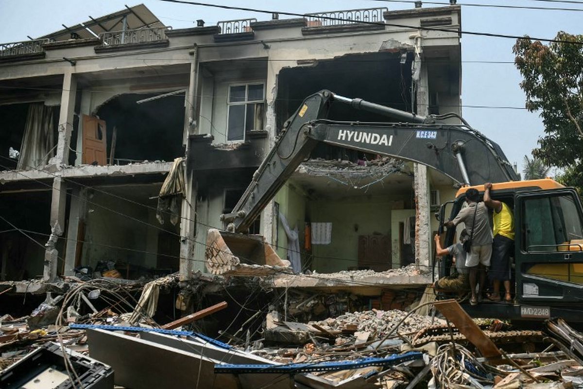 Alat berat digunakan untuk menggali reruntuhan saat orang-orang mencari korban selamat di bangunan yang rusak di Mandalay, Myanmar, 29 Maret 2025, sehari setelah gempa bumi melanda. Gempa Myanmar-Thailand menewaskan lebih dari 1.000 orang. 8 Alasan Gempa Myanmar M 7,7 Tidak Memicu Kegempaan Indonesia