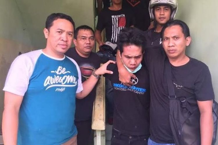 Kasubdit 3 Jatanras Ditreskrimum Polda Sumsel, AKBP Erlintang Jaya (baju biru), saat memimpin penangkapan terhadap Asworo di Lampung, Senin (12/6/2017). 