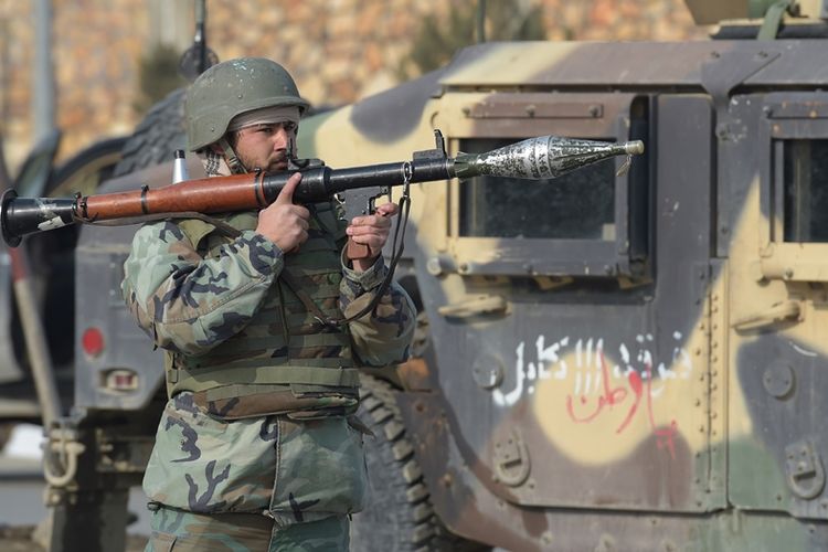 Seorang tentara Afghanistan memegang granat berpeluncur roket (RPG) di pusat pelatihan intelijen di Kabul. ISIS mengklaim bertanggung jawab atas serangan tersebut (18/12/2017).