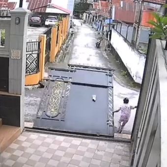 Rekaman CCTV pagar rumah jatuh atau roboh