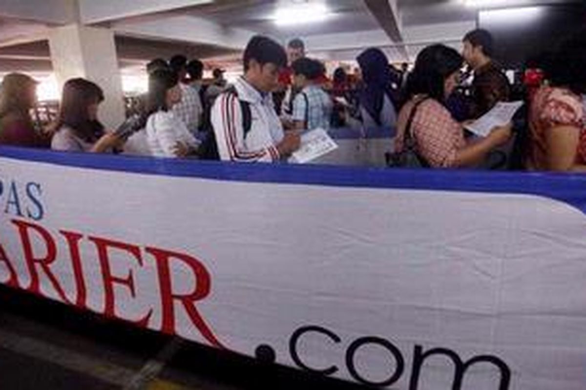 Para pencari kerja mengantre untuk dapat mengikuti pameran bursa kerja Kompas Karier Fair 2012 yang berlangsung di Balai Kartini, Jakarta, Jumat (2/11). Bursa kerja yang diikuti oleh 200 perusahaan itu menawarkan sekitar 5000 lowongan kerja. Bursa kerja akan berlangsung hingga hari ini, Sabtu (3/11/2012).  