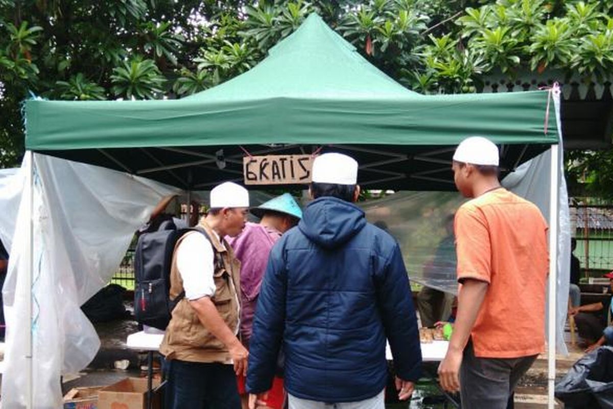 Relawan dari ibu-ibu majelis taklim Pondok Kelapa, Jakarta Timur menyediakan makanan gratis di barisan massa kontra Ahok di luar tempat sidang Ahok, di Jalan RM Harsono, Ragunan, Jakarta Selatan. Senin (13/2/2017)