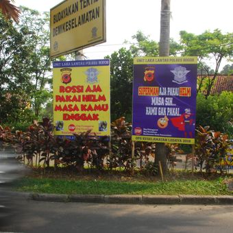 Spanduk nyeleneh di Simpang Gadog, Ciawi, Bogor, Jawa Barat.