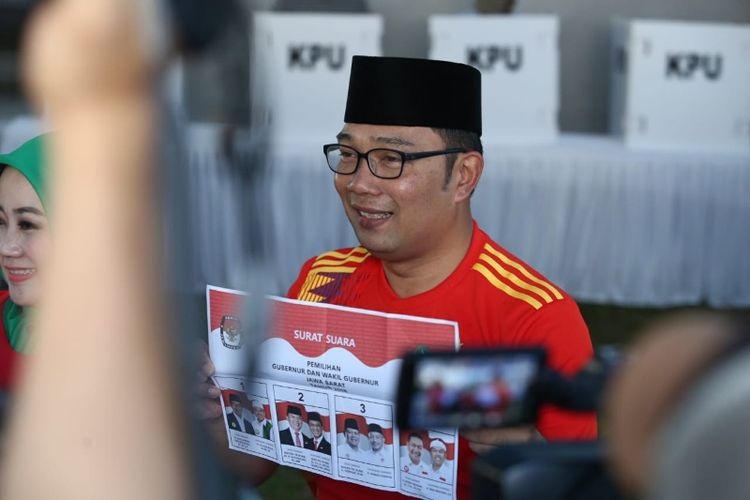 Ridwan Kamil usai melakukan pencoblosan di TPS 21 RT 03 RW 08 Kelurahan Cigadung, Kecamatan Cibeunying Kaler, Kota Bandung, Rabu (27/6/2018) pagi.