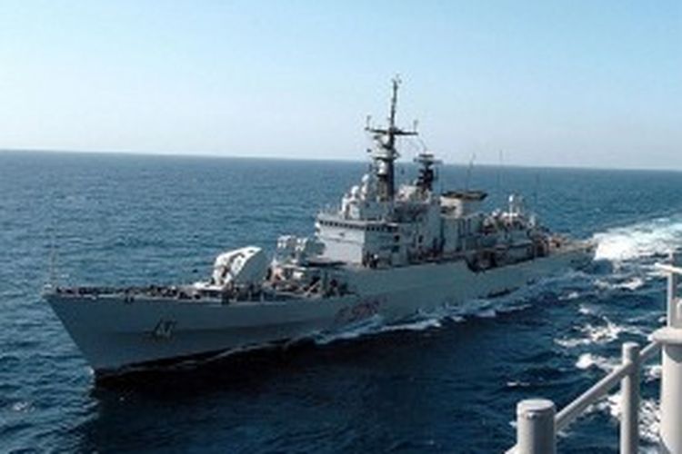 Sebuah fregat Italia dari kelas Maestrale, ITS Maestrale (F570), bersiap mengisi bahan bakar di samping kapal perang amfibi USS Tarawa (LHA-1_ dalam sebuah latihan di Samudera Hindia.