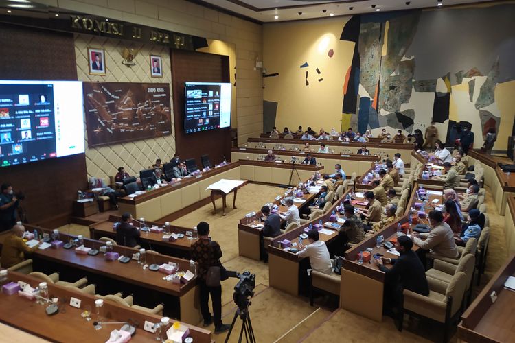 Suasana rapat Komisi II DPR soal pengambilan keputusan tingkat I RUU pembentukan Provinsi Papua Barat Daya bersama pemerintah di Gedung DPR RI, Senayan, Jakarta Pusat, Senin (12/9/2022). 