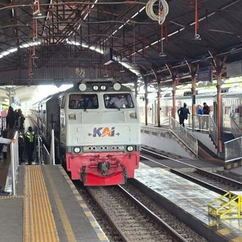 Ilustrasi kereta api. Jelang Natal 2025 dan Tahun Baru 2026, KAI menyiagakan 735 petugas tambahan dan 177 titik rawan untuk memastikan keamanan perjalanan kereta api.