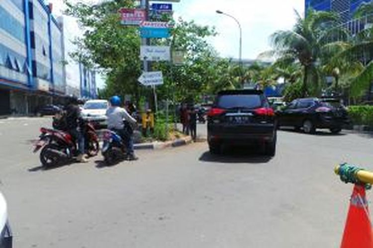 lokasi pesepeda dan pejalan kaki yang tewas tertabrak di Kepala Gading, Jakarta Utara. Sabtu (8/1/2016)