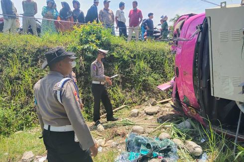 Hilang Kendali, Bus Berpenumpang 25 Mahasiswa UNP Terbalik di Agam Sumbar