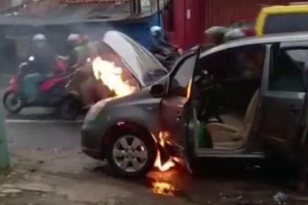 Nissan Grand Livina terbakar diduga akibat peredam panas mesin yang sudah lapuk.