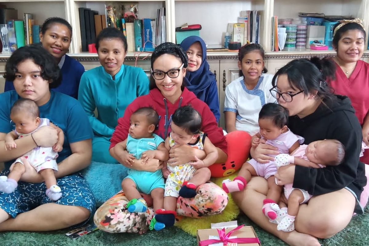 Monica Soraya Haryanto (41) bersama enam bayi adopsinya, anak kandungnya, dan para pengasuh anak saat berada di rumahnya di kawasan Cilandak, Jakarta. Enam bayinya berasal dari ibu yang tak mampu membesarkan anaknya dan juga bayi dari pasangan di luar nikah.