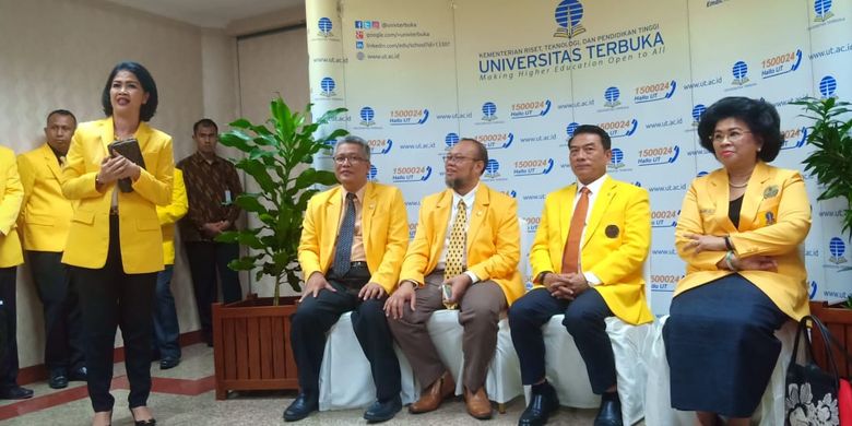 Kepala Staf Kepresidenan Moeldoko didampingi Rektor UT Prof. Ojat Darojat dan Ketua IKA UI sebelumnya Linda Gumelar usai pelantikan Pengurus IKA UT periode 2019-2024.