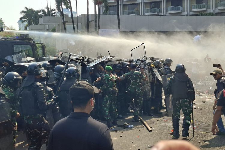 BREAKING NEWS: Eksekusi Hotel Sultan Ricuh, Aparat TNI Polri Dilempari Batu oleh Massa Simpatisan