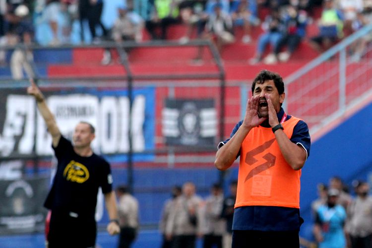 Pelatih Arema FC Eduardo Almeida memberi instruksi pada pemain saat pertandingan babak 8 besar Piala Presiden 2022 melawan Barito Putera yang berakhir dengan skor 0-0 dilanjutkan adu penalti 5-4 di Stadion Kanjuruhan Kepanjen, Kabupaten Malang, Sabtu (2/7/2022) sore.