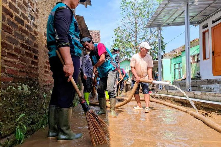 Banjir Setinggi 1,5 Meter Rendam 250 Rumah di Banjaran Bandung
