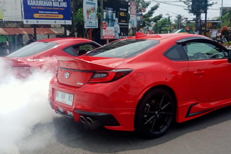 Dua mobil sport Toyota GR 86 dan GR Supra lakukan aksi burnout di Malang, Jawa Timur