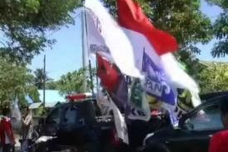 PKPI Kampanye sehat dengann  cara mengusung 12 bendera parpol sambil arak-arakan di jalur trans sulawesi Minggu (30/3/2014) kemarin. PKPI menyatakan cinta damai dan bertekad mensukseskan pemilu sambil menggandeng partai politik lain