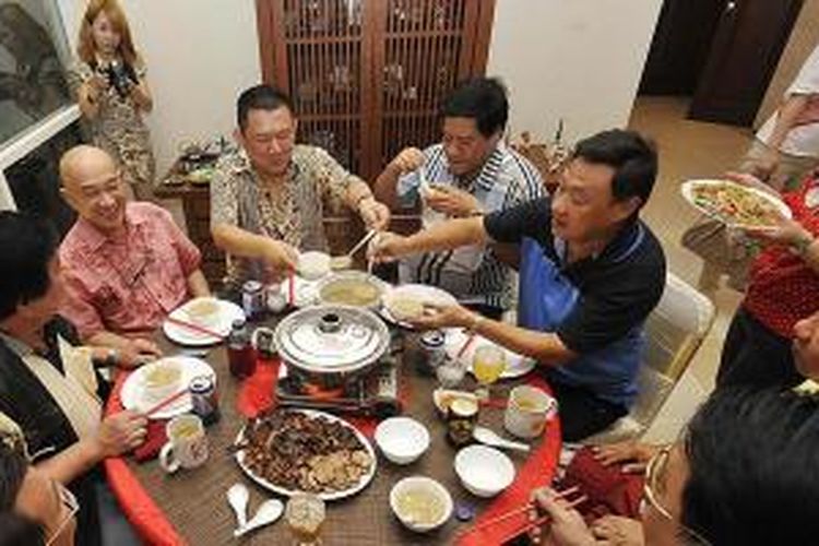 Anggota keluarga besar Tjia dan Tjoa menikmati santapan khas Imlek di Hartawan, di Perumahan Vila Duta, Bogor, Jawa Barat, Kamis (30/1/2014). Kegiatan tahunan menyambut malam Imlek tersebut diikuti oleh anggota keluarga dari berbagai daerah.