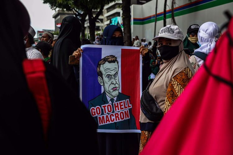 Massa dari berbagai ormas berunjuk rasa di depan gedung Kedutaan Besar (Kedubes) Perancis, Jalan MH Thamrin, Jakarta Pusat, Senin (2/11/2020). Mereka memprotes sikap Presiden Prancis Emmanuel Macron yang dianggap menghina umat Islam.