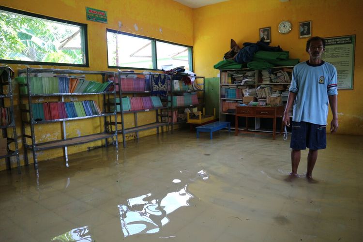 Kondisi ruang perpustakaan MI Nizhamiyah di Desa Jatigedong, Kecamatan Ploso, Kabupaten Jombang, Jawa Timur, tergenang air pada Selasa (7/1/2020).