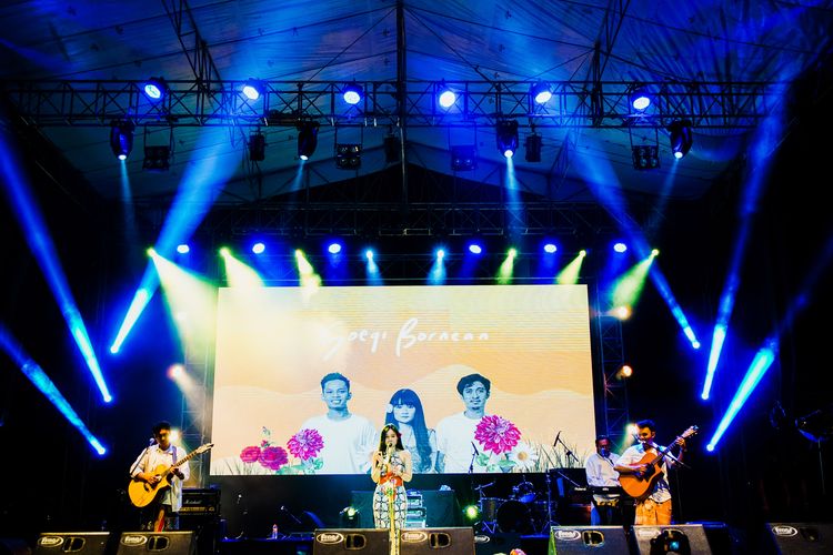 Soegi Bornean, band pop folk asal Kota Semarang yang memadukan musik etnik Jawa dan Kalimantan.