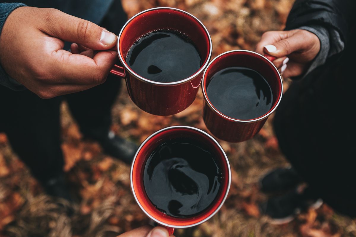 Minum kopi 