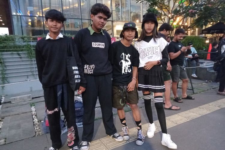 Remaja asal Bojonggede Cibe (16), Ucu (17), Bimo (17), dan Rafli (15) saat ditemui di Citayam Fashion Week di Kawasan Dukuh Atas, Jakarta Pusat, Kamis (21/7/2022).