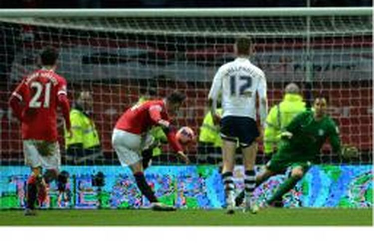 Striker Manchester United, Wayne Rooney (2 dari kiri), mencetak gol ketika timnya lewat titik penalti dalam pertandingan putaran kelima Piala FA melawan Preston North End di Deepdale Stadium, Preston, Senin (16/2/2015).