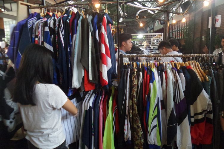 Sejumlah thrift shop berpartisipasi dalam event USS Sunday Market, Minggu (25/8/2019).
