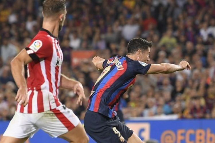 Penyerang Barcelona Robert Lewandowski beraksi dalam laga lanjutan Liga Spanyol musim 2022-2023 kontra Athletic Bilbao di Stadion Camp Nou, Senin (24/10/2022) dini hari WIB.