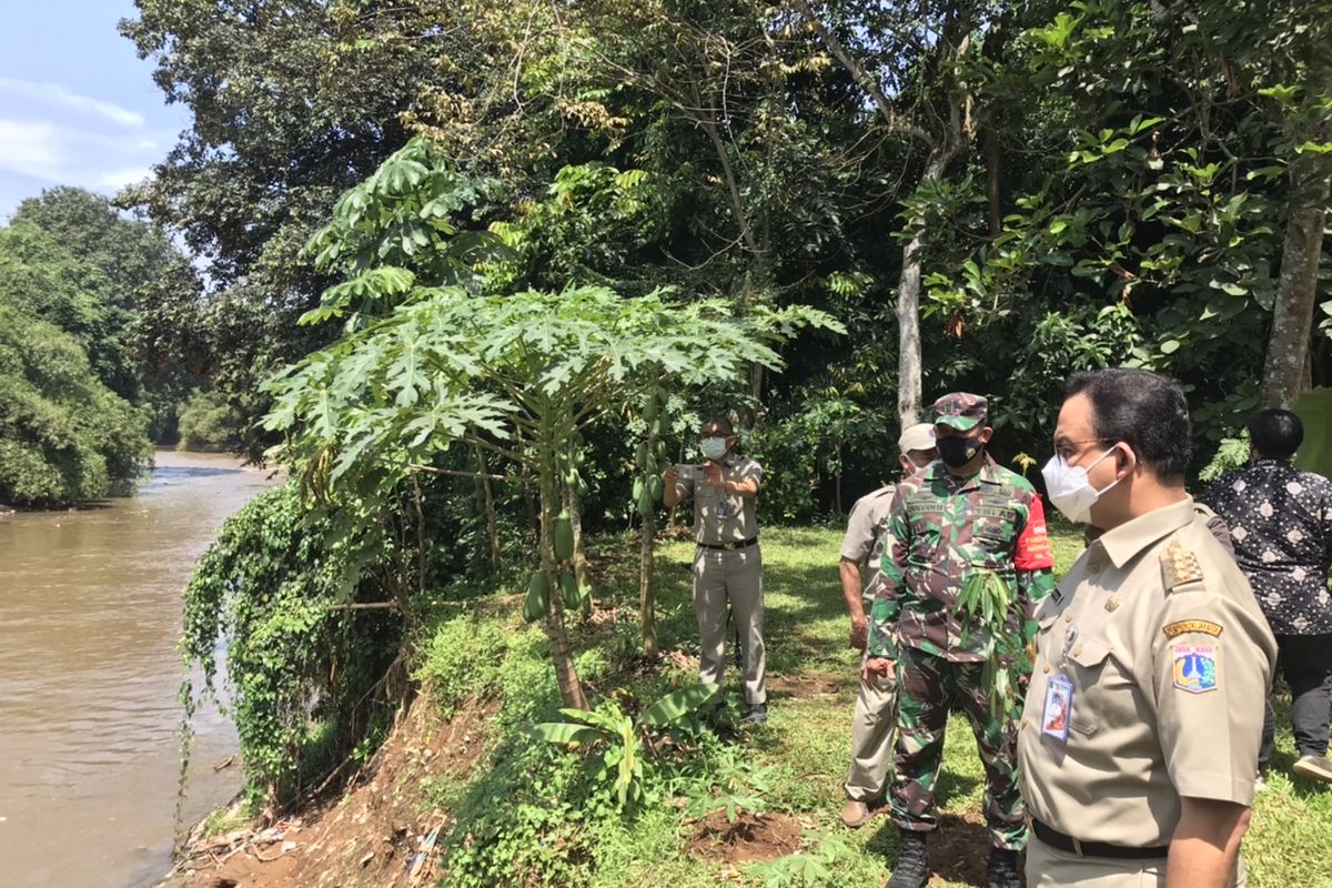 Gubernur DKI Anies Baswedan di pinggir Sungai Ciliwung tepatnya di Taman Gintung, Tanjung Barat, Jagakarsa, Jakarta Selatan dalam rangka peringatan Hari Air Sedunia pada Senin (22/3/2021) pagi.