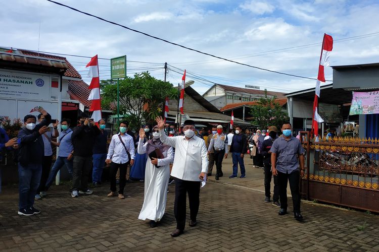 Calon wali kota Depok petahana Mohammad Idris datang ke TPS 14, Jatimulya, Cilodong untuk memberikan suara dalam PilkadaDepok 2020, didampingi istrinya, Elly Farida.