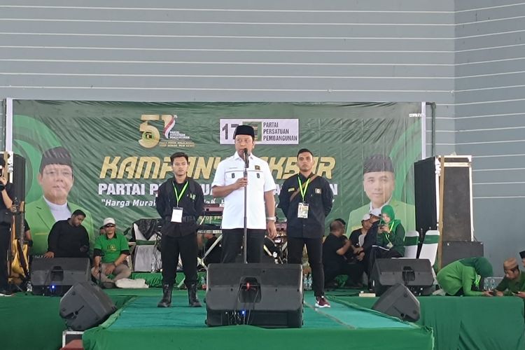 Ketua Majelis Pertimbangan Partai Persatuan Pembangunan (PPP) Muhammad Romahurmuziy menggelar kampanye di Gor Kaliwates, Kabupaten Jember, Jawa Timur Kamis (8/2/2024).